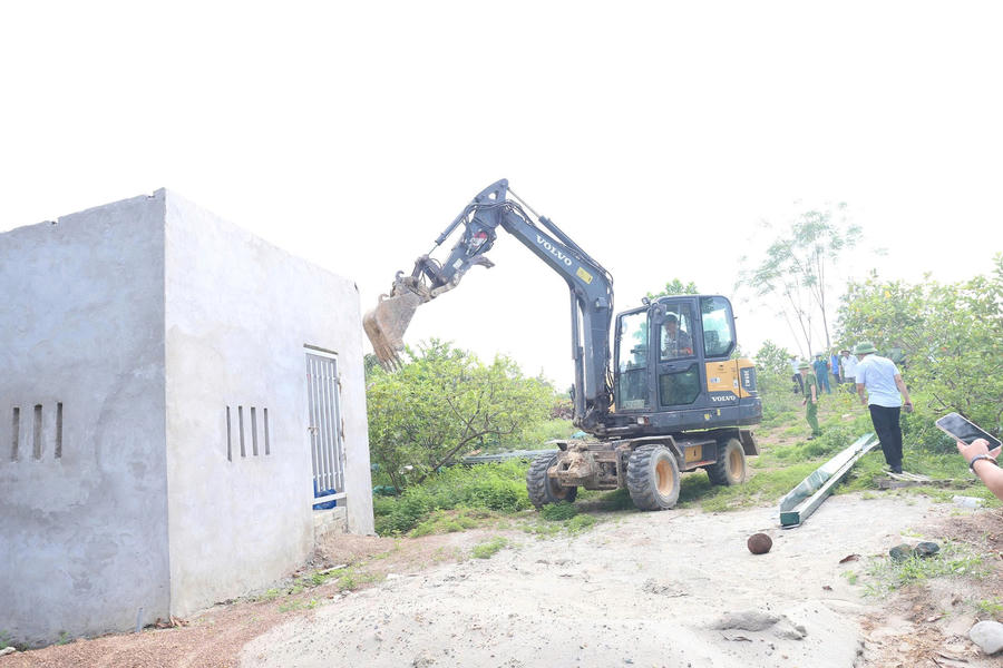 Lực lượng chức năng xã Bất Bạt giải tỏa công trình để triển khai dự án. Ảnh: Khương Tuấn