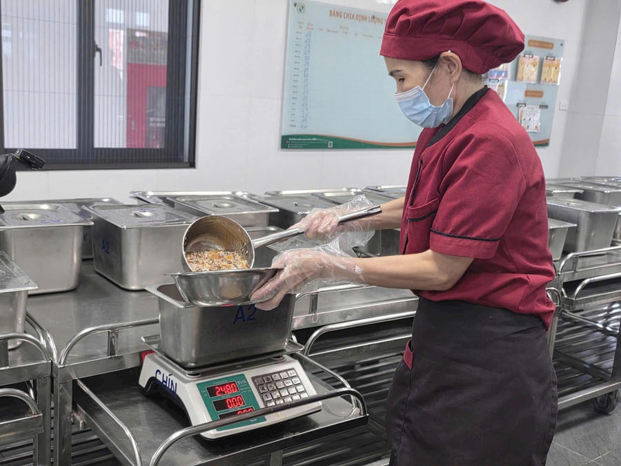 Thành phố Hà Nội yêu cầu kiểm soát toàn bộ chuỗi cung ứng nhằm bảo đảm an toàn thực phẩm học đường. Ảnh: Mai Khôi