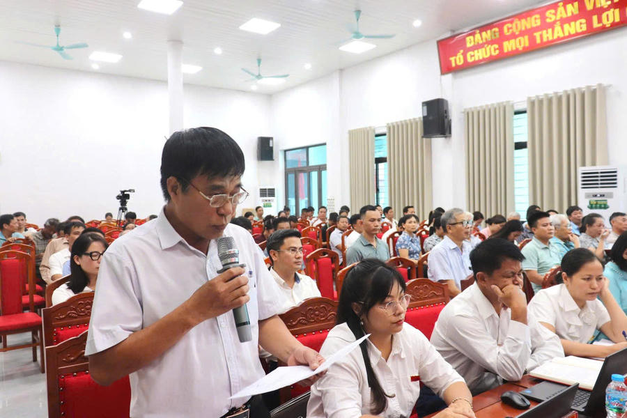 Ông Phạm Quang Tiến phát biểu ý kiến tại kỳ họp HĐND xã Bình Minh (ngày 25-6-2026). Ảnh: Đỗ Đạt