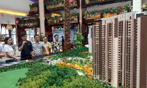 Người dân xem triển lãm bất động sản ở Trịnh Châu, tỉnh Hà Nam năm 2016 Ảnh: Reuters.