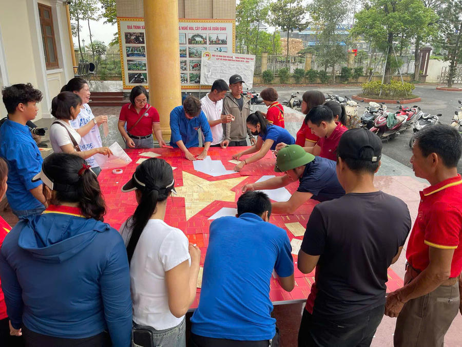 Người dân xã Phụng Công, tỉnh Hưng Yên tập hợp hàng trăm giấy chứng nhận hiến máu tình nguyện, tạo thành lá cờ tổ quốc, kích thước 3x2 m2, dịp 30/4/2025. Hiện lá cờ đang trưng bày tại nhà truyền thống của xã. Ảnh: Lê Diệp