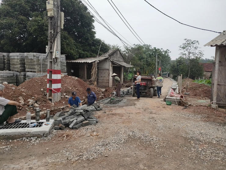 Người dân thôn Bằng Y tự nguyện hiến đất, phá dỡ công trình, chặt bỏ cây cối để mở rộng đường