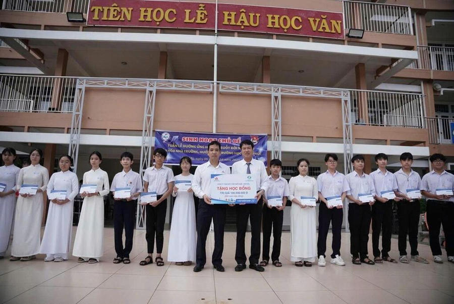 Ngày 13/10, Công ty TNHH MTV Thép Miền Nam - Vnsteel tặng học bổng cho các em học sinh có hoàn cảnh khó khăn của trường THPT Phú Mỹ, TP HCM. Ảnh: Thép Miền Nam