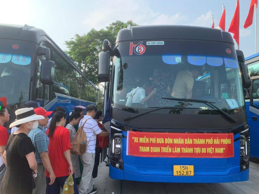 Những chuyến xe lan tỏa hình ảnh đẹp đất Cảng hôm nay. Ảnh: Thanh Tú