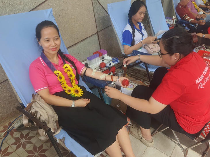 Giáo viên Trường tiểu học Ngô Quyền (phường Ninh Kiều) tham gia hiến máu tại ngày hội - Ảnh: T.LŨY