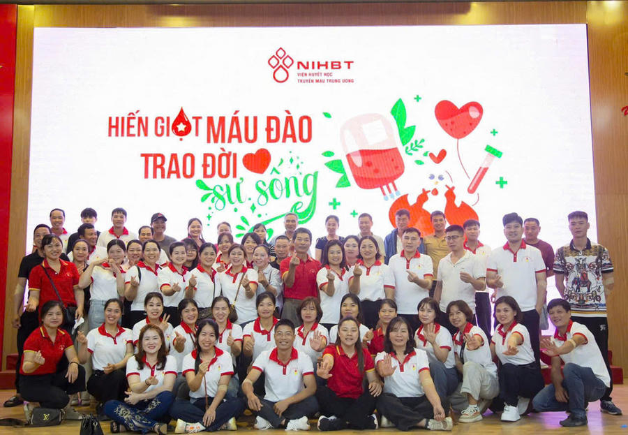 Ông Truyền (áo đỏ, đứng giữa) cùng hàng chục người dân xã Phụng Công đến Viện Huyết học - Truyền máu Trung ương hiến máu năm 2024. Ảnh: Lê Diệp