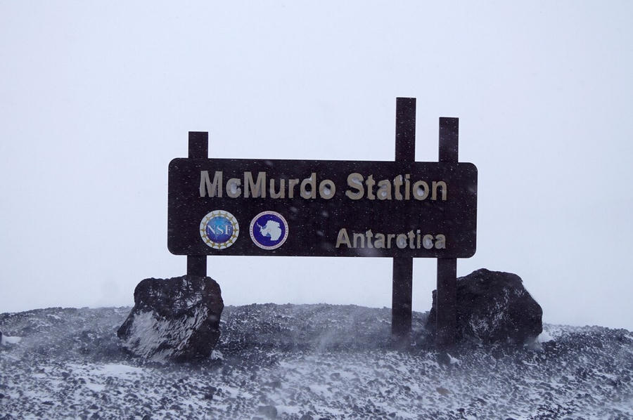 Biển báo trạm McMurdo, cơ sở nghiên cứu của Mỹ tại Nam Cực, tháng 12/2018. Ảnh: AP