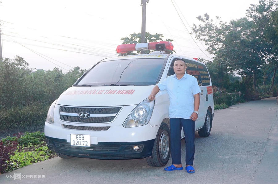 Ông Bính bên chiếc xe cứu thương tự sắm. Ảnh: Việt An