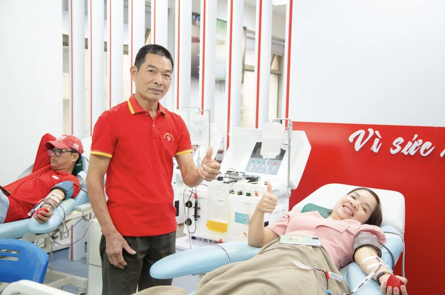 Ông Lê Trung Truyền trong buổi cùng gia đình, người dân xã Phụng Công, tỉnh Hưng Yên đến Viện Huyết học - Truyền máu Trung ương hiến máu đầu năm 2024. Ảnh: Viện Huyết học – Truyền máu Trung ương