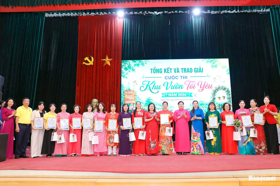Phường Nghĩa Đô trao giải cuộc thi “Khu vườn tôi yêu”. Ảnh: MT