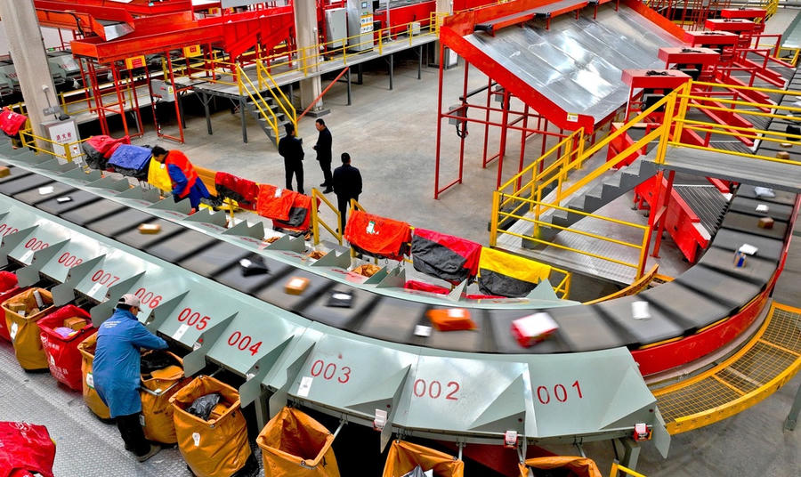 Nhân viên của JD Logistics giám sát hệ thống phân loại bưu kiện tại Trương Dịch, tỉnh Cam Túc, ngày 9/12/2025. Ảnh: VCG