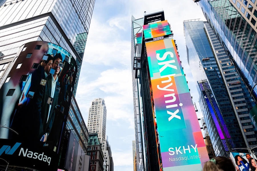 Màn hình quảng cáo hiển thị SK Hynix bắt đầu giao dịch trên sàn Nasdaq hồi tháng 7. Ảnh: Reuters