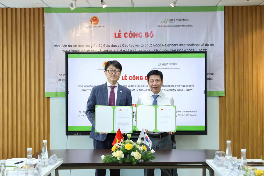 Đại diện Bộ Giáo dục và Đào tạo và Tổ chức Good Neighbors International (GNI) tại Việt Nam công bố văn kiện dự án. Ảnh: PV