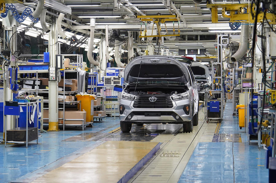 Sản xuất xe Toyota tại nhà máy của hãng ở Phú Thọ. Ảnh: HL