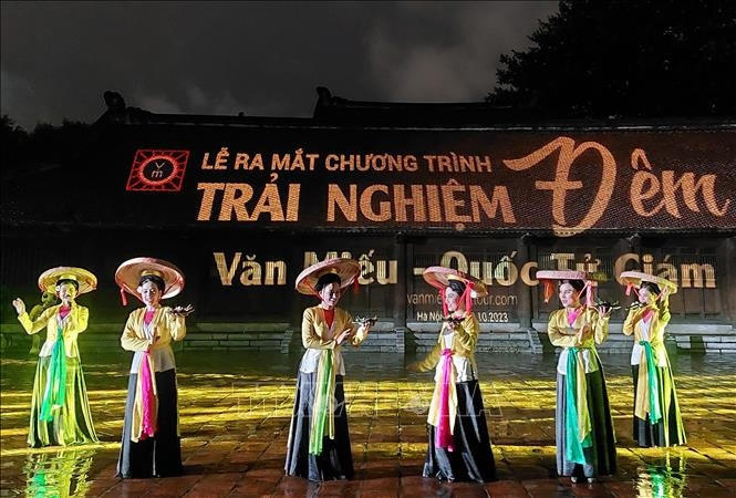 tour-dem-van-mieu.jpg