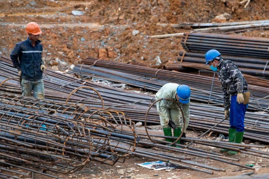 Các nhà thầu huy động tối đa máy móc, thiết bị cùng nguồn nhân lực, tổ chức thi công đồng loạt trên nhiều mũi nhằm đẩy nhanh tiến độ và sớm hoàn thành các hạng mục theo kế hoạch.